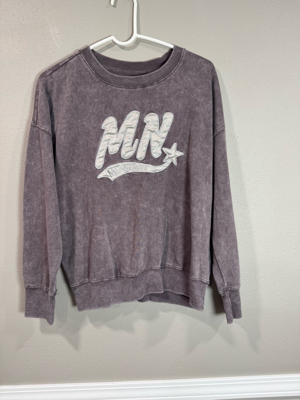 MN Graphic Crewneck Sweater in Purple